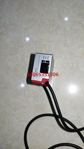 基恩士LR-W500外玻璃磕了便宜处理只有一个