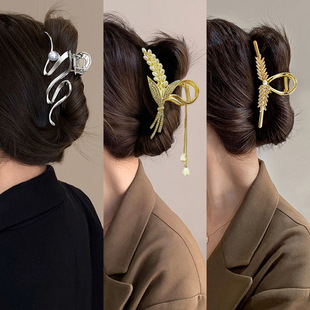 恰掐披弄发梢好看的后脑勺竖夹子扎来头发后面漂亮女士沙鱼夏天