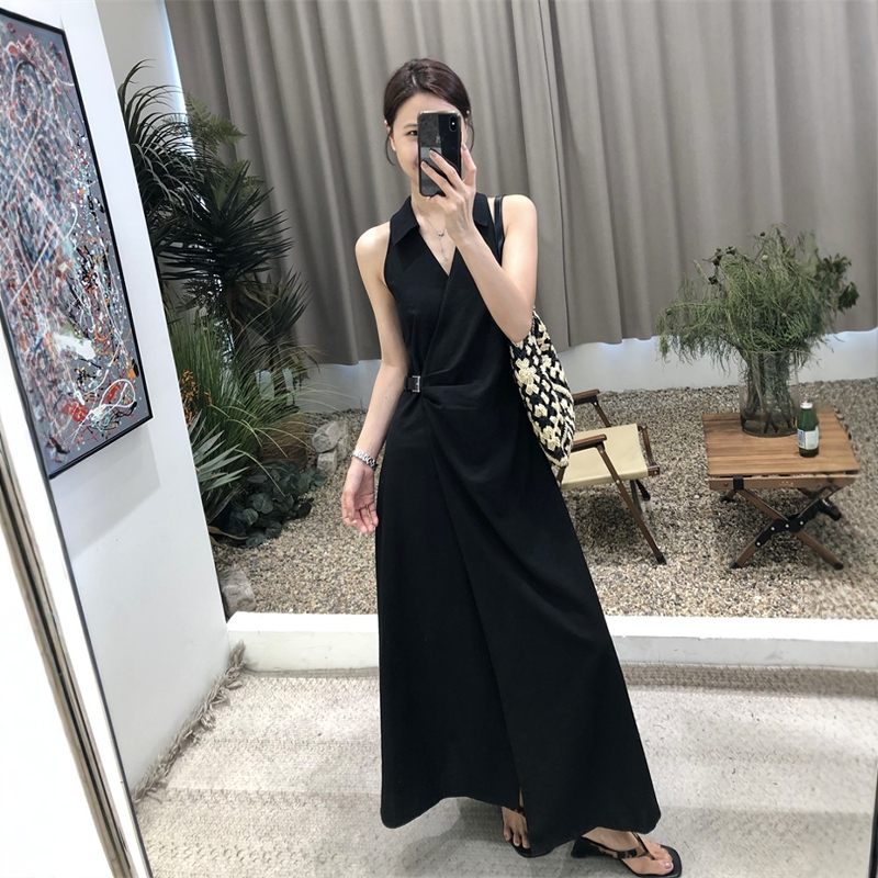 设计交叉V领侧系背心连衣裙