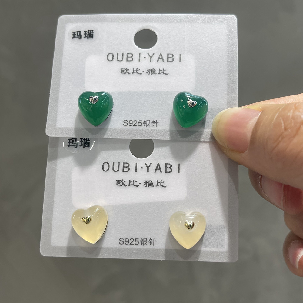 欧比雅比爱心玛瑙耳钉