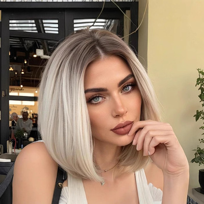 Women's Center-parted Bob With Short Straight Hair Gradient