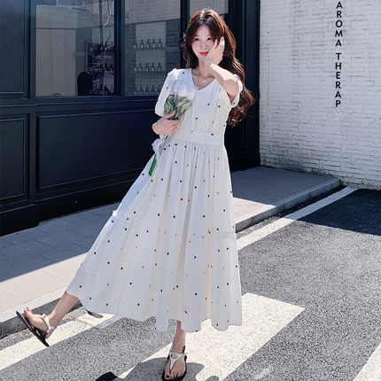 白色爱心刺绣短袖连衣裙女2026夏V领收腰显瘦气质长款大摆仙女裙