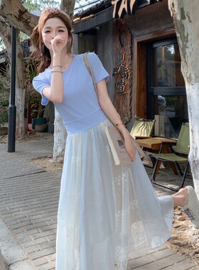 蓝色冷淡系高级感蕾丝拼接连衣裙女2026夏季新款韩版气质掐腰长裙