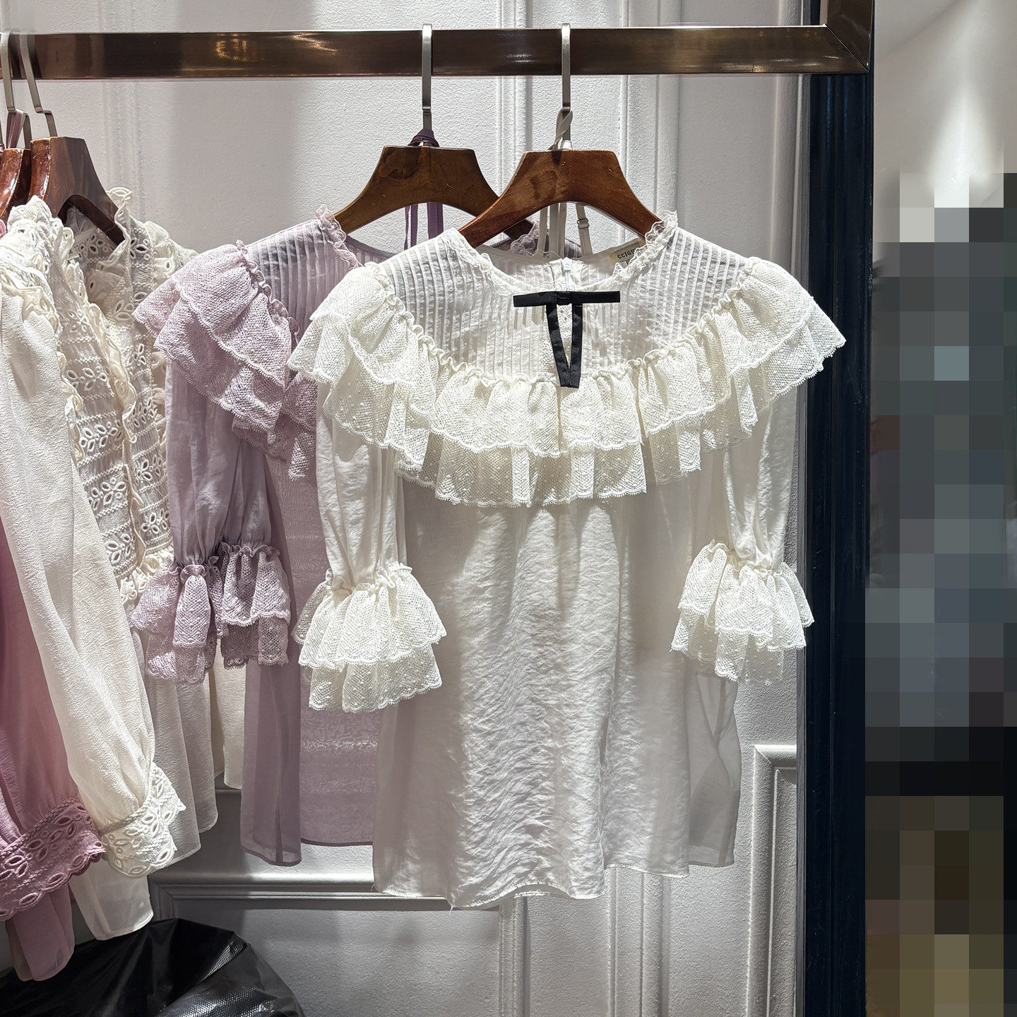 南油2026夏季新品女装甜美气质蕾丝拼接荷叶边蝴蝶结泡泡袖上衣仙