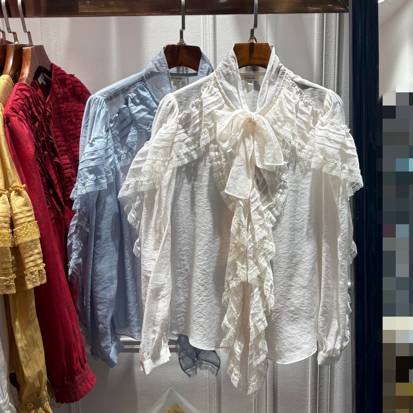 南油2026春季新品女装浪漫法式荷叶蕾丝飘逸仙气领系结微透上衣