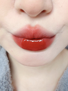 浓郁多汁烂番茄色！木柯诗双头唇釉D04元气暖调红口红雨衣不沾杯