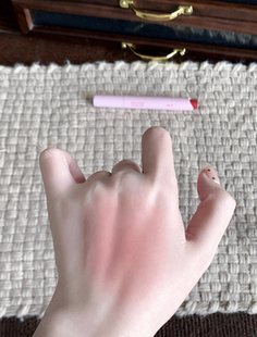 橄榄皮清冷感冷调灰粉！酵色粉雾口红笔100低饱和伪素颜裸粉色