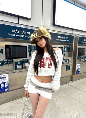越在线越南小众品牌kill system辣妹露肩印花斜领露肩短卫衣短裤