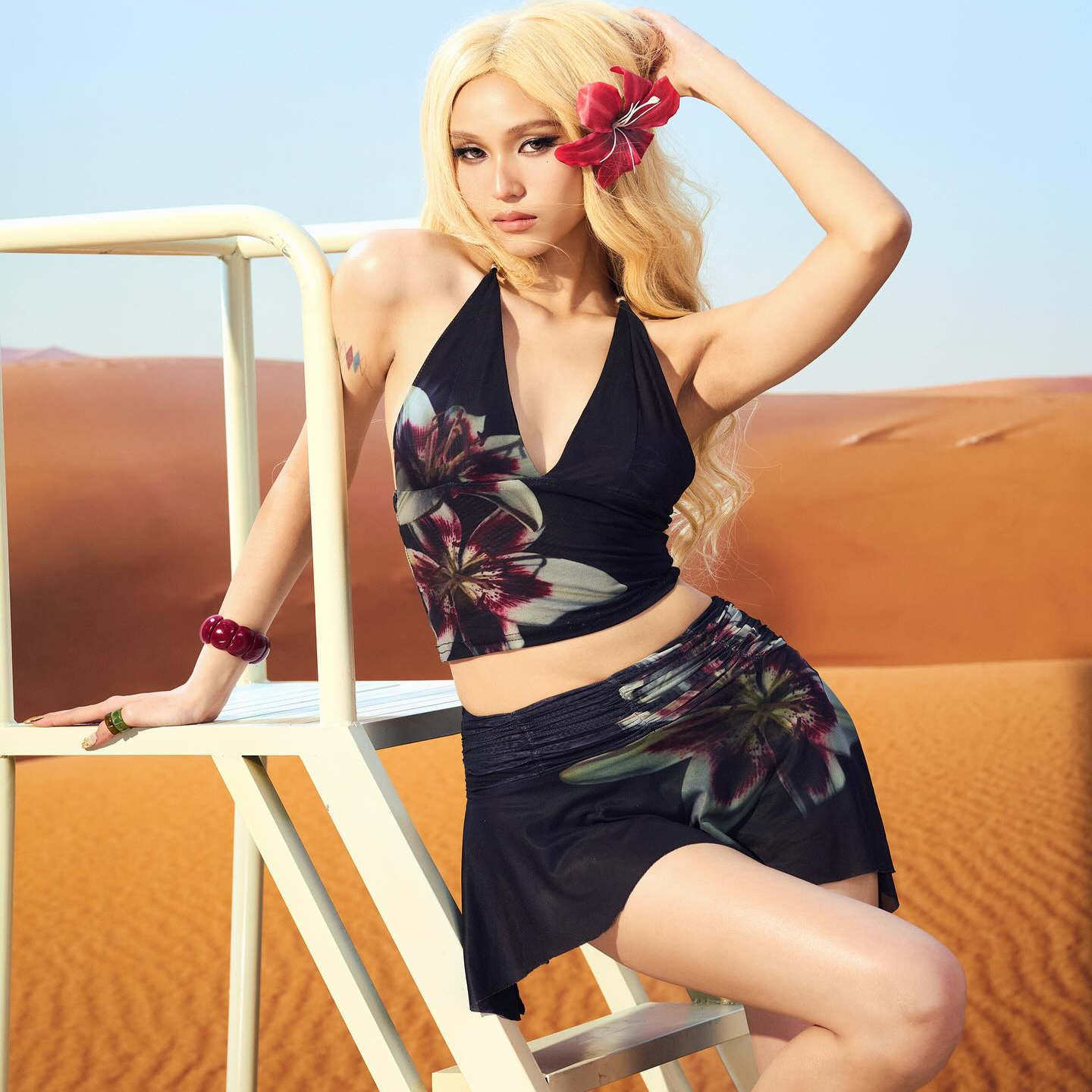 越在线越南小众 alexis 夏季新款复古风时尚挂脖印花包臀裙套装