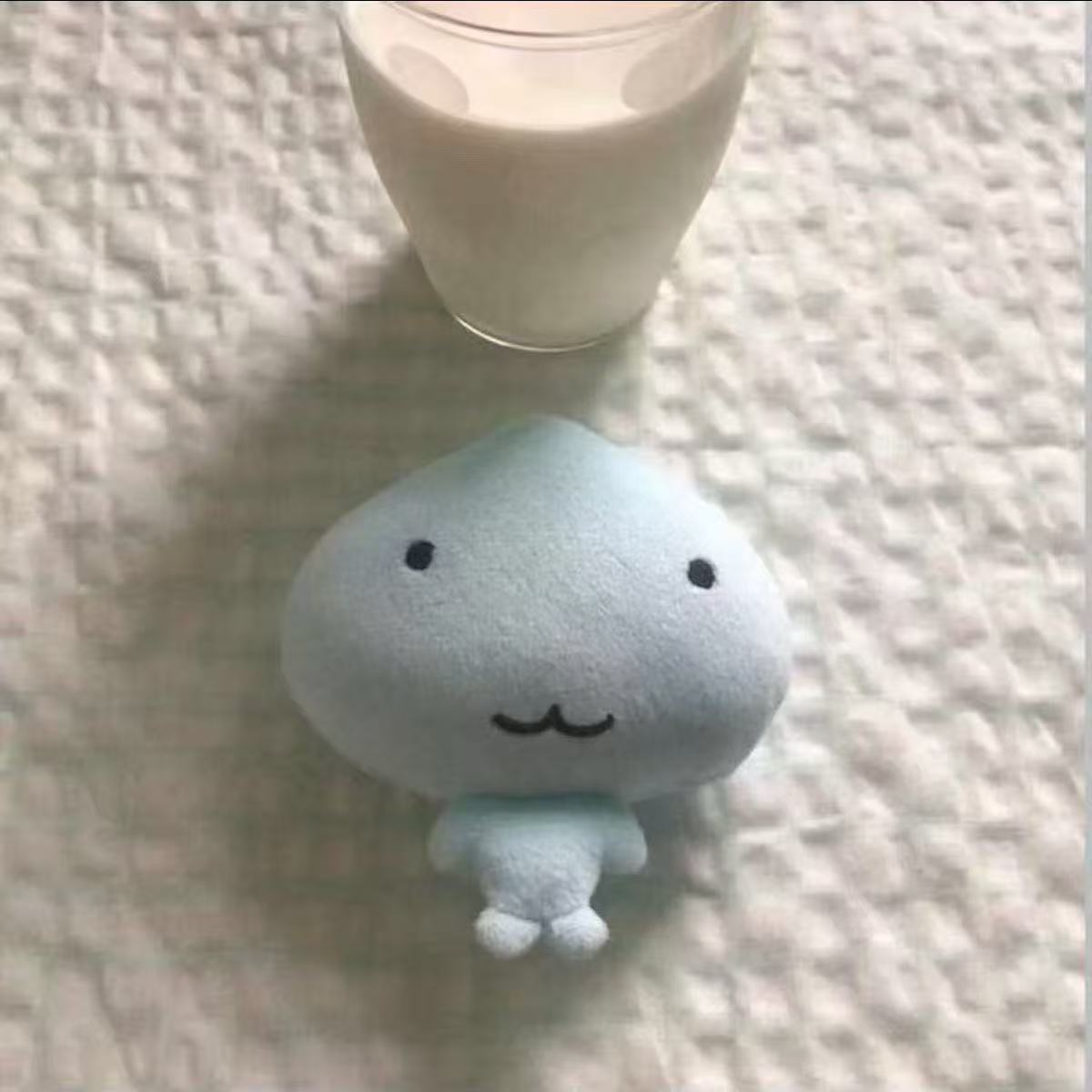 浅蓝色水滴小人毛绒挂件可爱笑脸玩偶书包挂饰治愈迷你钥匙扣