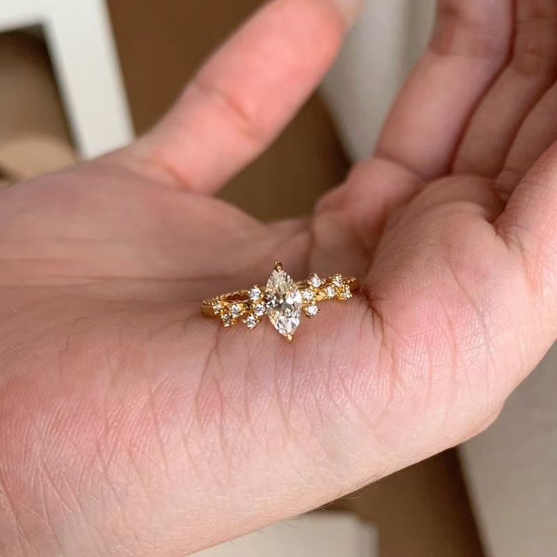 中古轻奢镶嵌马眼点钻戒指