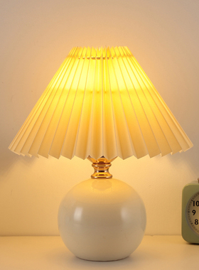 卧室床头灯网红灯北欧ins风少女温馨喂奶小夜灯高端陶瓷百褶台灯