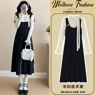 孕妇连衣裙秋冬2026新款气质拼接假两件圆领长袖针织毛衣裙中长款