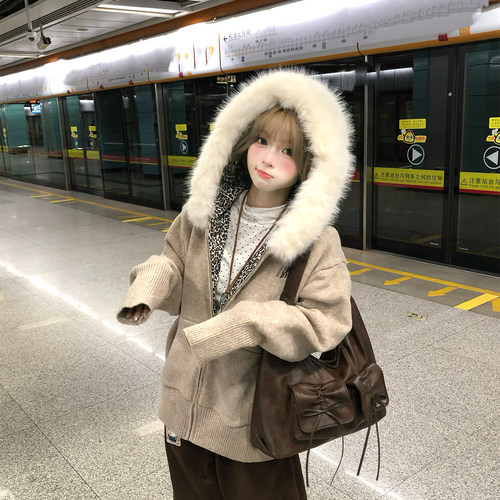 文文不乖原创复古刺绣毛领连帽毛衣女秋冬季宽松显瘦百搭保暖外套