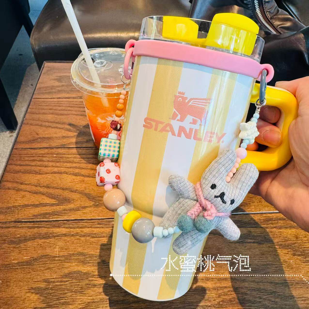 灰色毛线小兔手提挂绳手腕绳杯套