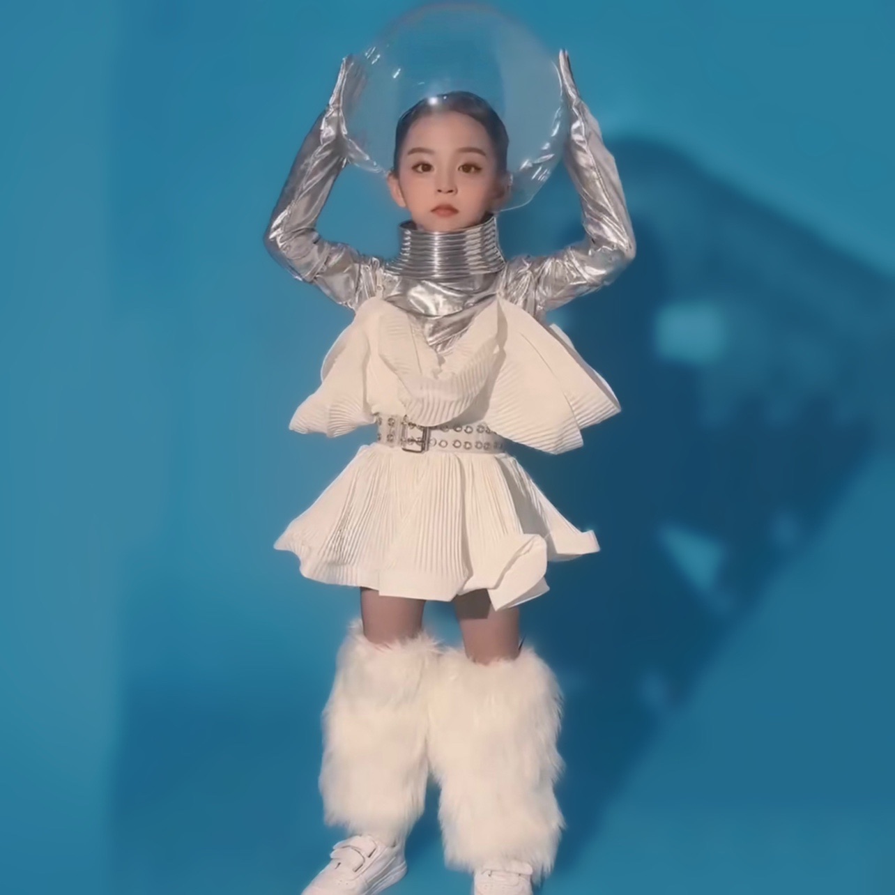 女童银色未来科技感太空服宇航员模特走秀潮服车模元宇宙T台演出