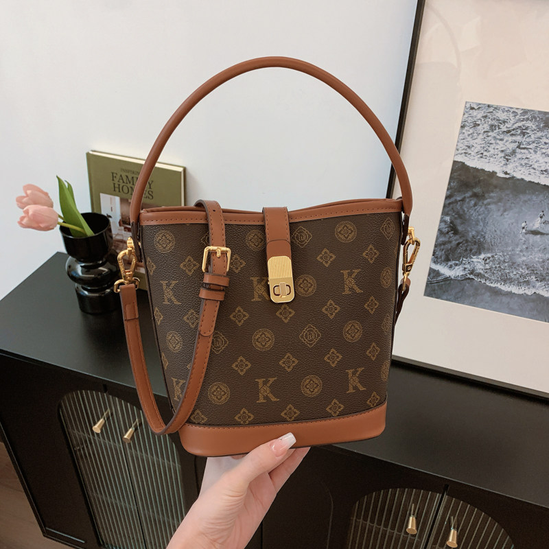 质感包包女2025新款秋冬时尚手提水桶包轻奢高级感小众单肩斜挎包,箱包皮具/热销女包/男包,水桶包,淘宝优惠券,粉丝福利购,淘宝优惠卷