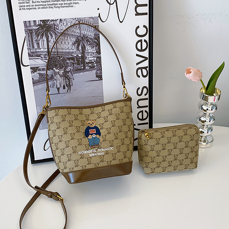 北包包2024秋冬新款潮时尚刺绣卡通水桶包女高级感手提单肩斜挎包