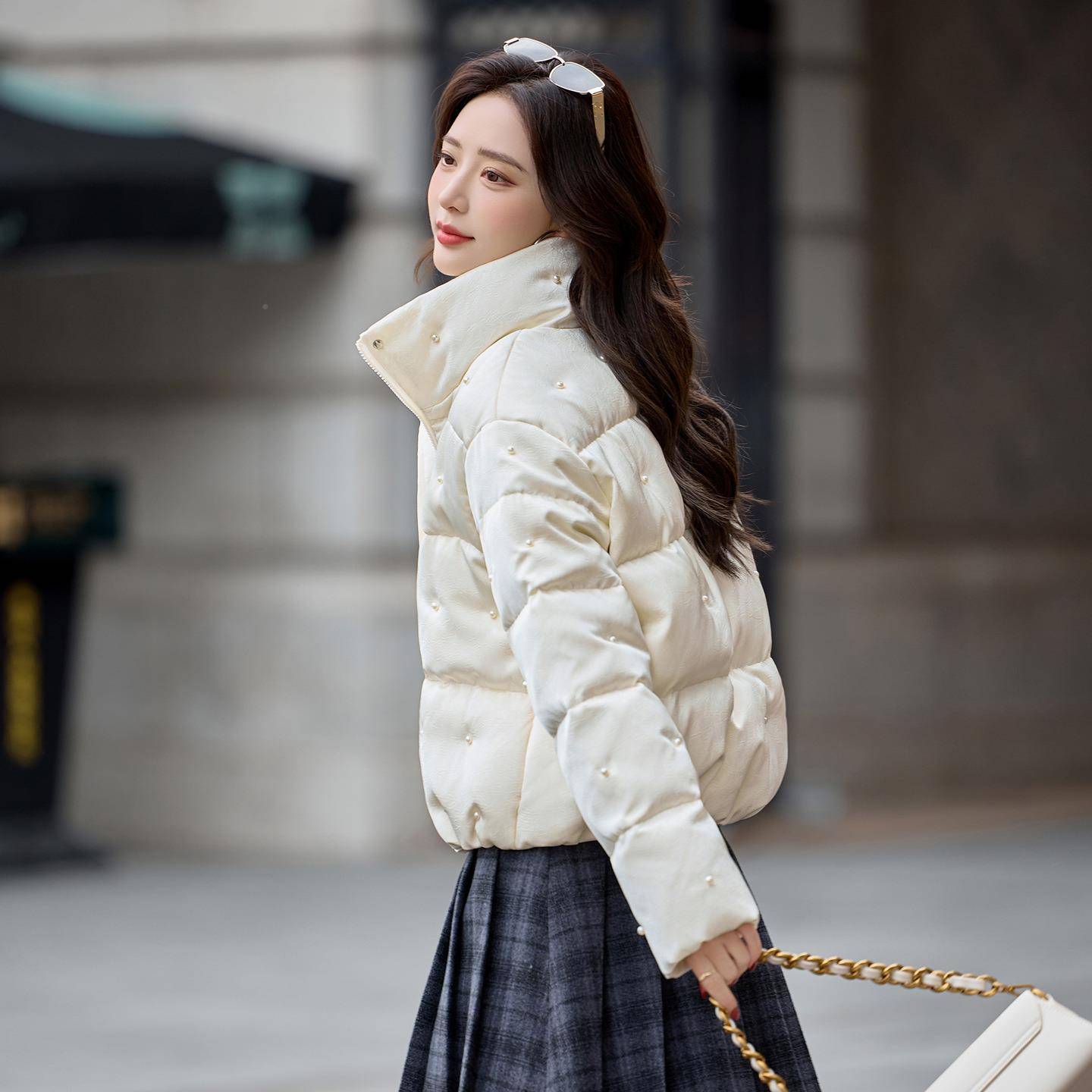 立短款女羽绒服冬季新款收领腰显重工钉珠面瘦包服设计ZNAN6681感