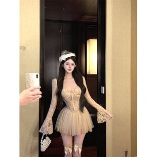 蕾丝拼接方领喇叭袖T恤女秋季修身鱼骨打底上衣气质显身材百褶裙