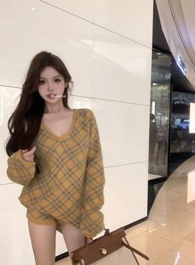 韩版宽松v领长袖菱形格慵懒套头毛衣秋季辣妹修身性感短裤两件套