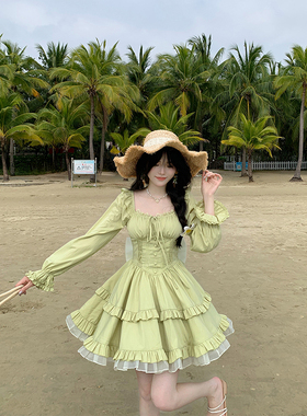 法式千金感绿色方领连衣裙女早秋新款设计感抽绳收腰显瘦蓬蓬短裙