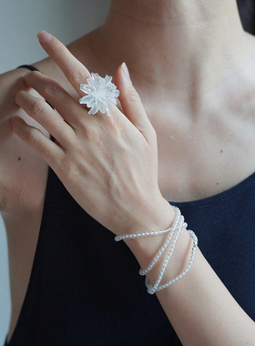 雾面半透明白色花朵夸张戒指