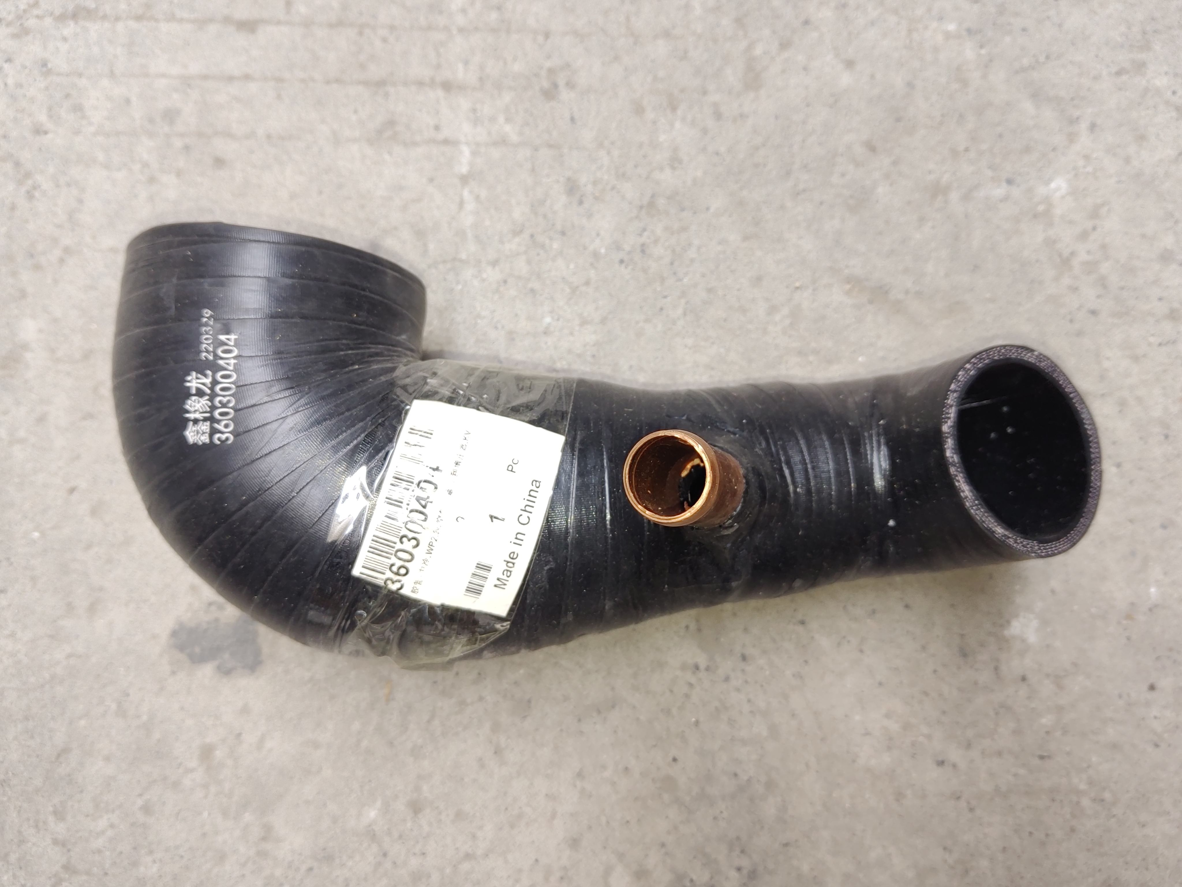 适用于厦门金龙凯锐浩克空气流量计到增压器进气胶管wp2.3胶管