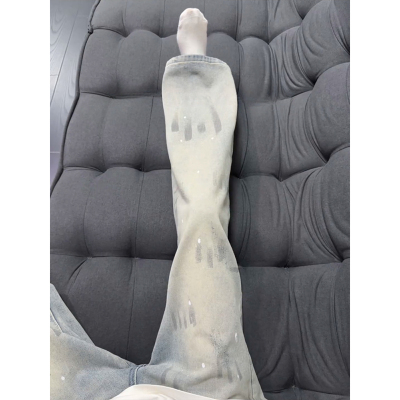 浅蓝色美式泼墨微喇牛仔裤