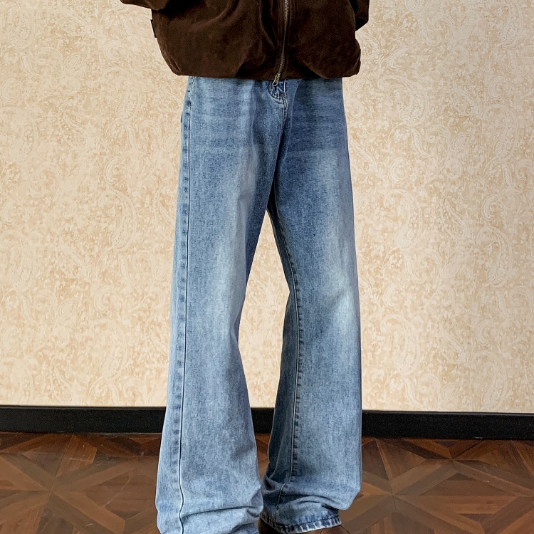 水洗蓝色微喇牛仔裤男