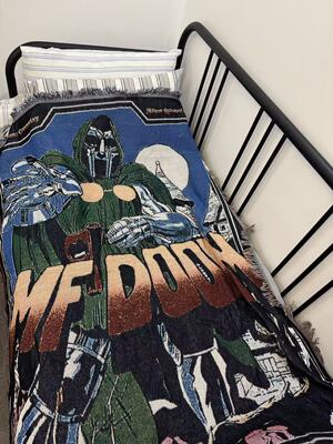 MF DOOM 英国嘻哈歌手复古铁面DOOM  盖毯挂毯 毁灭博士毯子