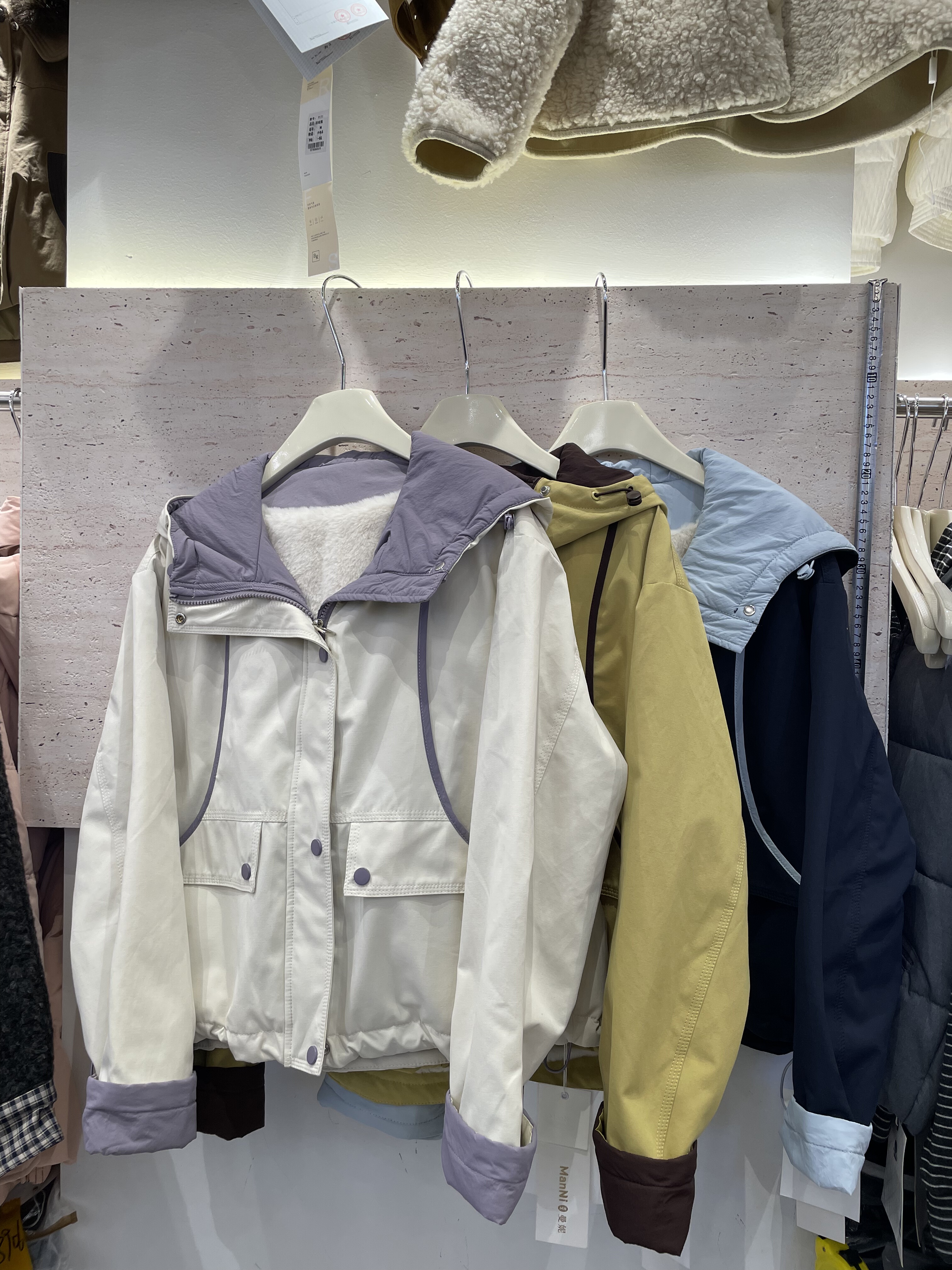 曼妮1870冬季百搭显瘦减龄连帽加绒冲锋衣外套女短款拼接夹克上衣