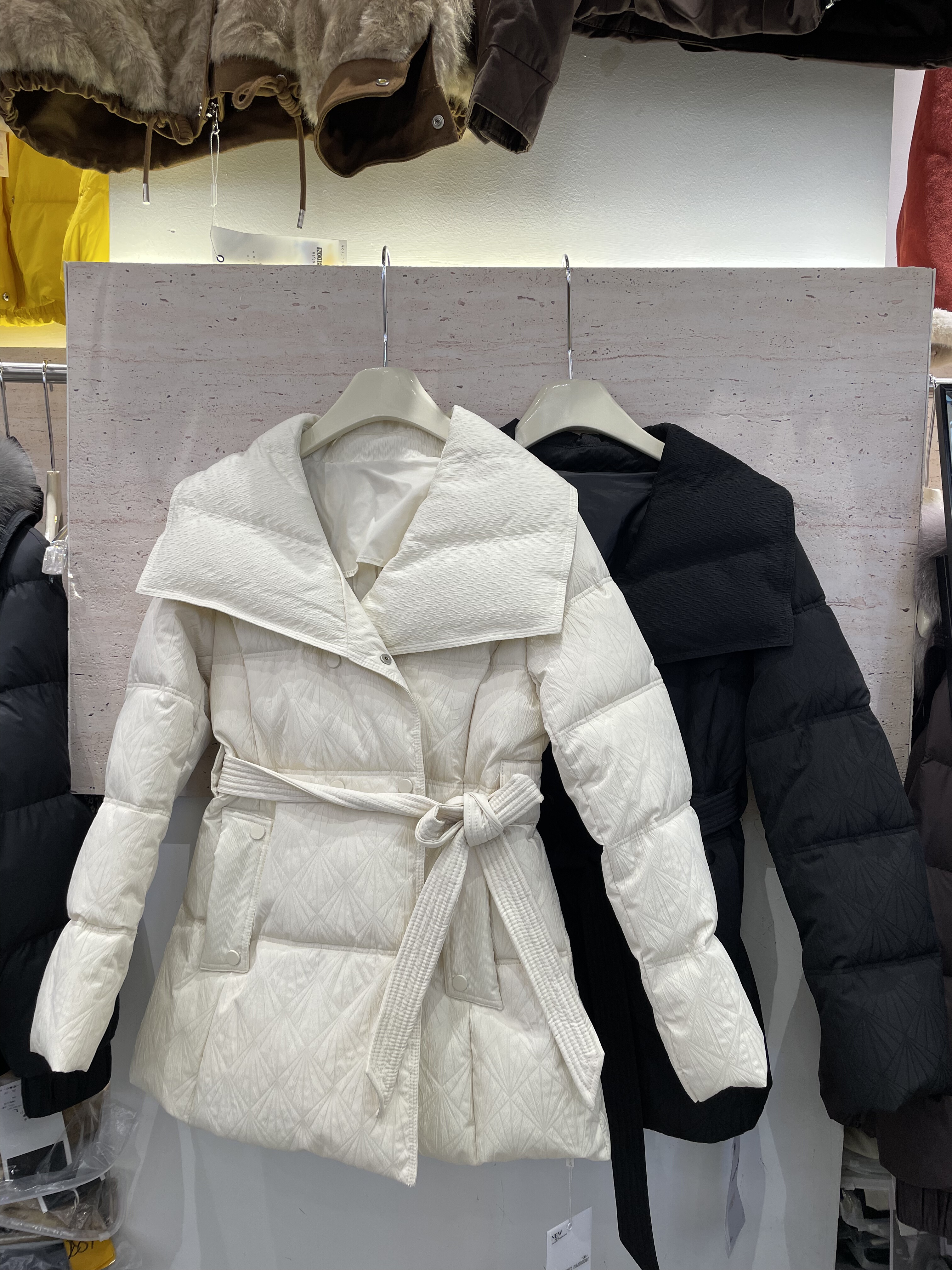 亿富佳A40冬韩版气质大翻领系带收腰设计感云绒服加厚保暖女外套