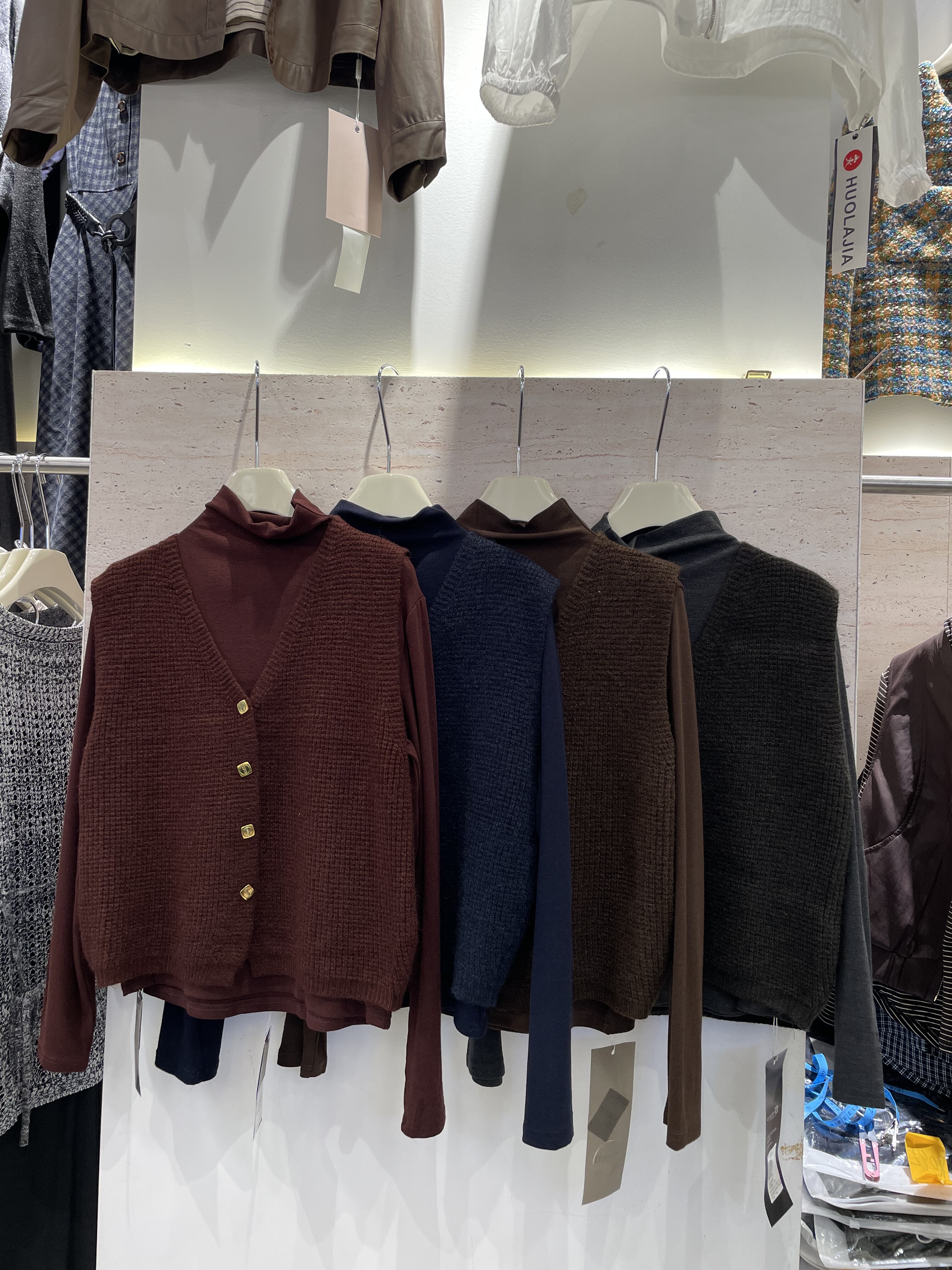 大方15031秋季新款时尚百搭V领针织马甲女+半高领T恤真两件套上衣