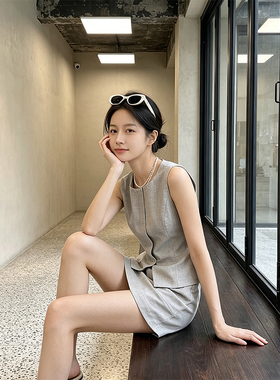 K2 ONLINESTORE 时尚开叉修身背心马甲女经典收腰灰色半裙两件套