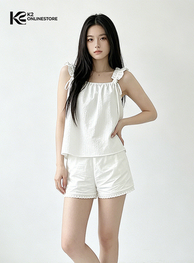 K2 ONLINESTORE 时尚简约木耳边吊带上衣女经典白色松紧短裤套装
