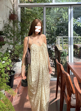 K2 ONLINESTORE 法式褶皱碎花吊带连衣裙女海边度假休闲显瘦长裙