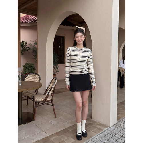 学院风条纹纽扣圆领长袖打底衫