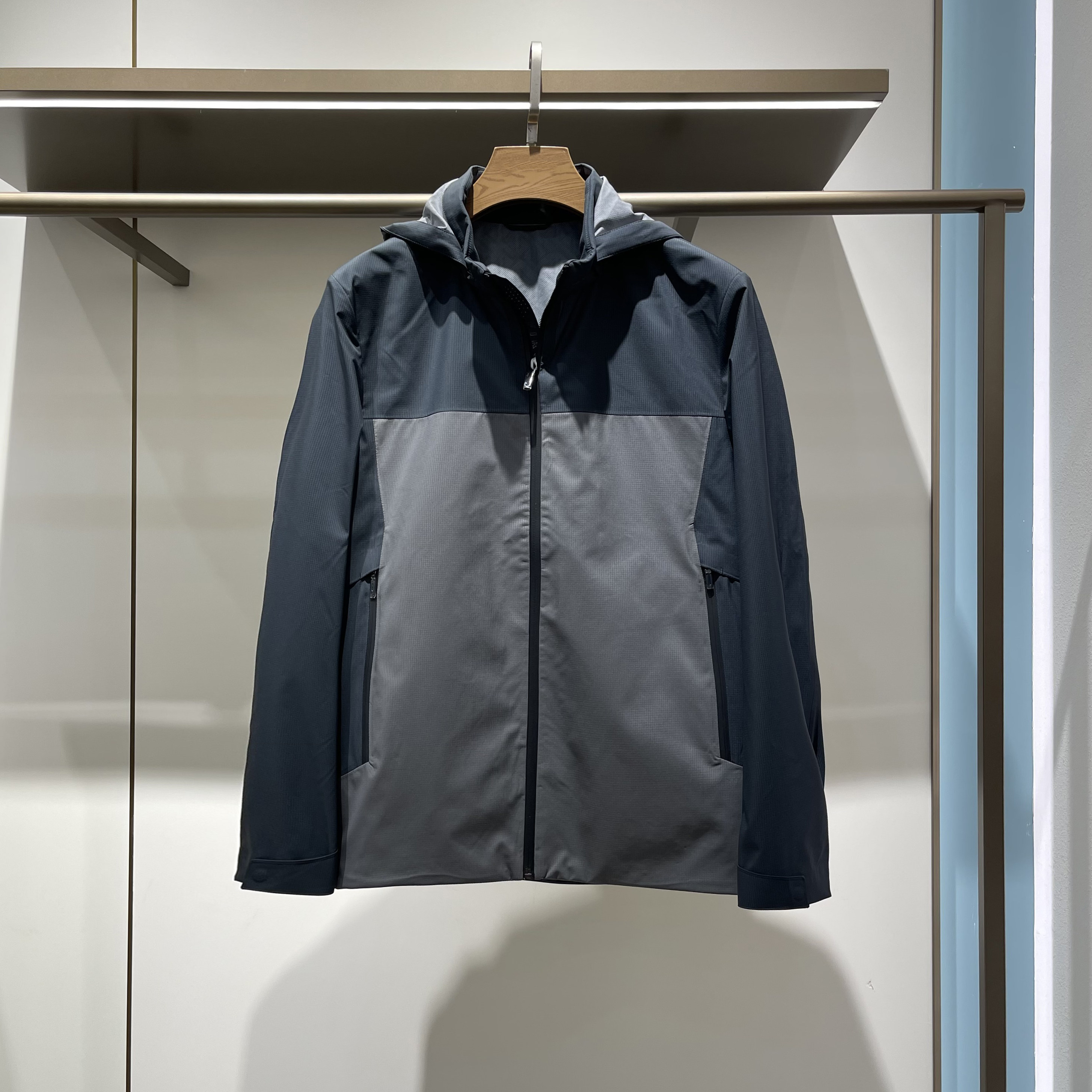 专柜热卖新款 春夏薄款夹克 男士时尚连帽户外无里衬软壳外套