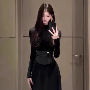 入秋高级感赫本风黑色打底连衣裙子女2025秋冬季新款修身包臀长裙