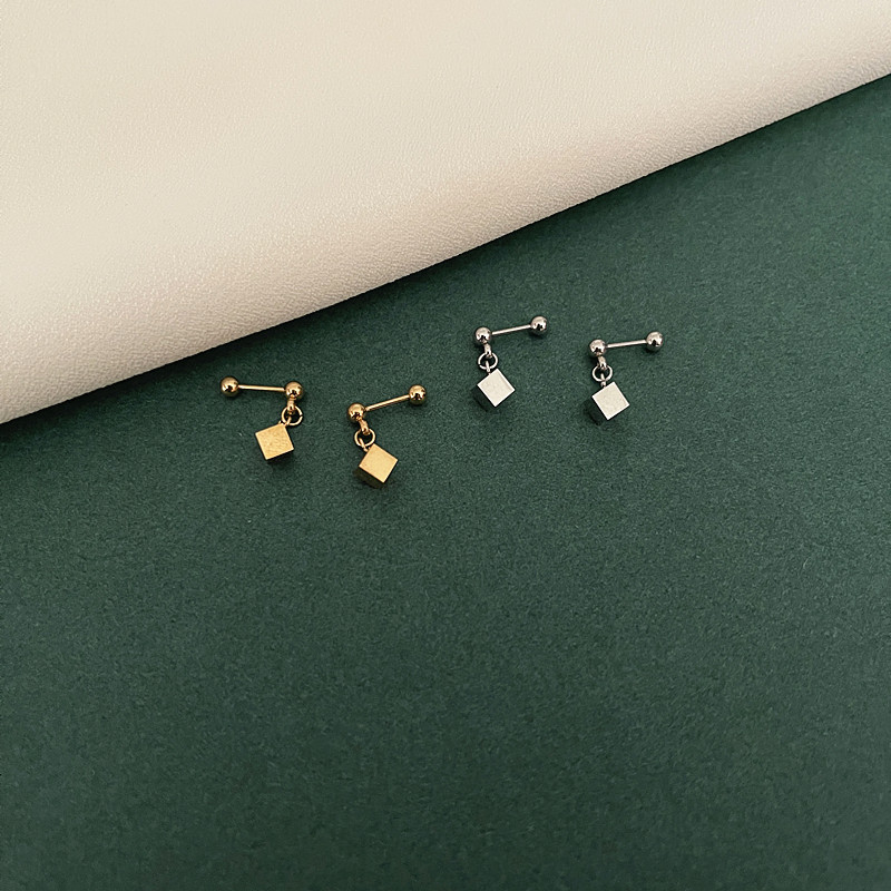 钛钢正方块百搭风细针免摘小耳钉
