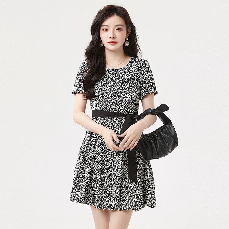 2025年夏装Outlets专柜 高端HH系列珍珠点缀温柔风气质中裙连衣裙