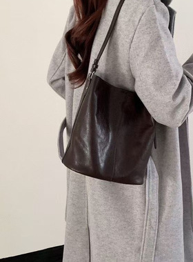 真皮女包新款秋植鞣牛皮水桶包大容量单肩斜挎包高级感通勤托特包