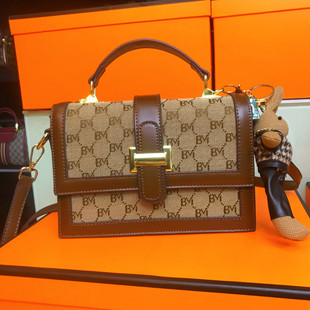 女包新款2024爆款个性小众设计女包复古小方包百搭网红小兔子包