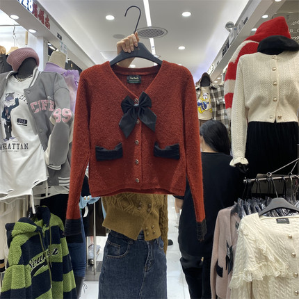 红色新年蝴蝶结v领针织衫女秋冬小众设计感修身内搭短款毛衣外套