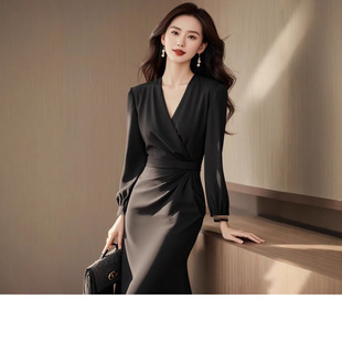 秋冬季女神范气质长裙名媛高端赫本风黑色收腰连衣裙时尚女款衣服