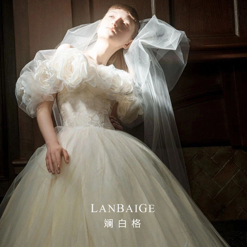 斓白格2026秋季新款法式复古花朵一字肩仪式感主婚纱水晶网纱蓬蓬
