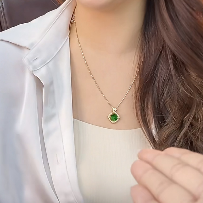 祖母绿复古圆形项链女绿色小巧迷你百搭气质吊坠锁骨链2024年新款