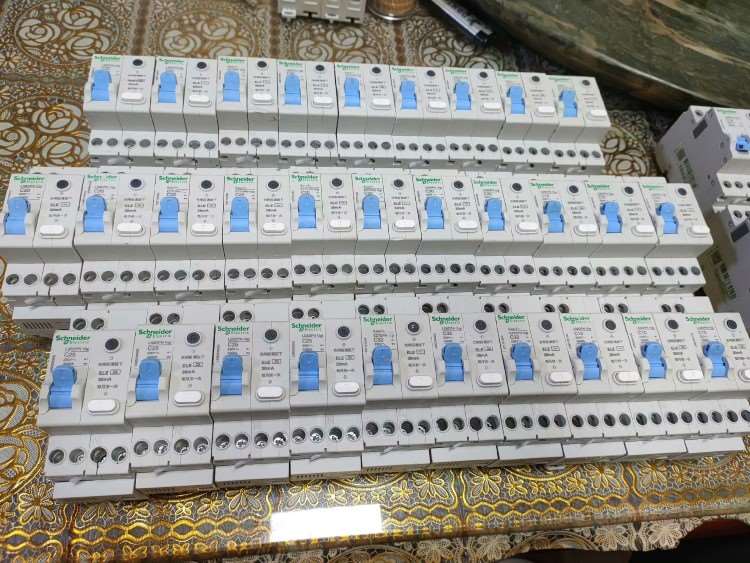 施耐德EZ7漏电保护断路器LS8DPN空开带漏保