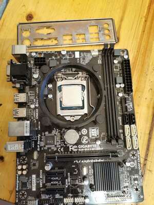 拆机技嘉B85M-D2V+i54590处理器板U一起